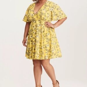 Torrid size 30(6) yellow floral wrap above knee dress v neck